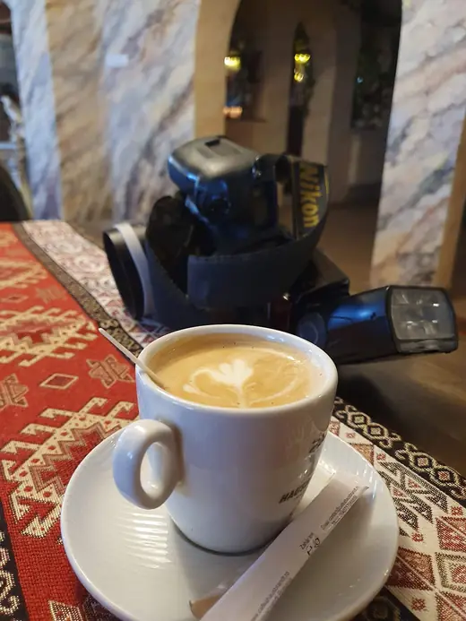 Cappuccino pe față de masă cusută