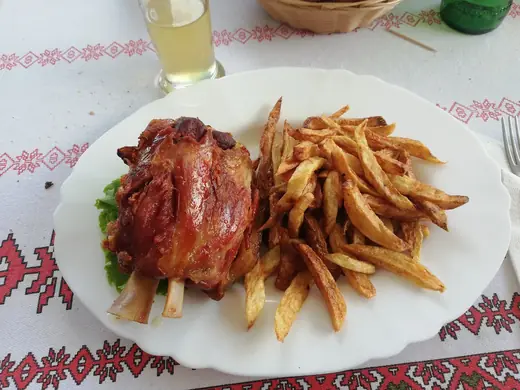 Ciolan afumat cu cartofi prăjiți