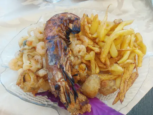 Fructe de mare cu cartofi prăjiți