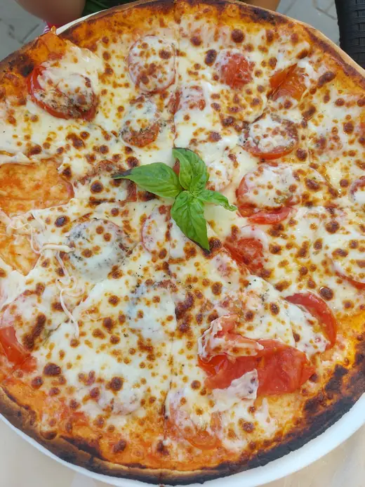 Pizza din cuptorul cu lemne