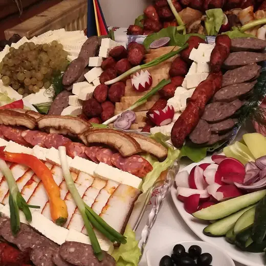 Platou cu cârnați, slănină și brânzeturi