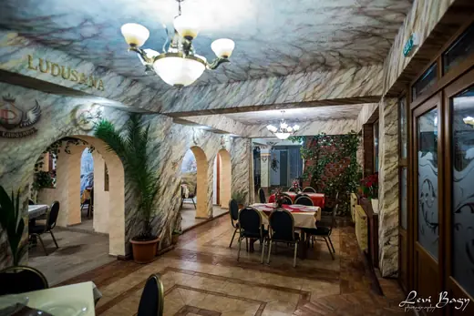Salonul cu candelabru