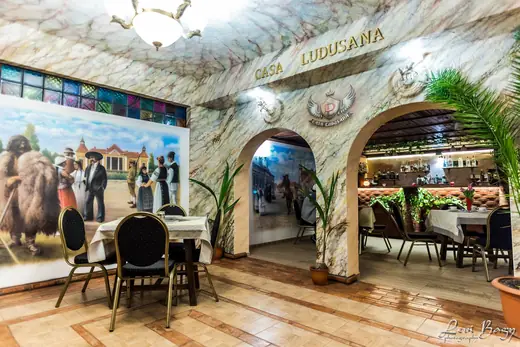 Sala cu arcade și picturi murale